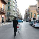 Il nostro tour inizia da via Crispi, arteria che partendo da piazza Garibaldi percorre tutto il quartiere e arriva al cimitero cittadino